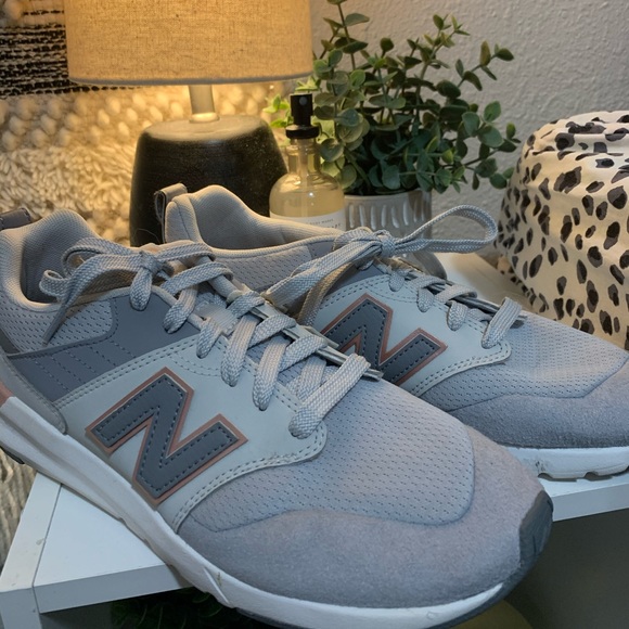 New Balance Shoes - Picture 1 of 3